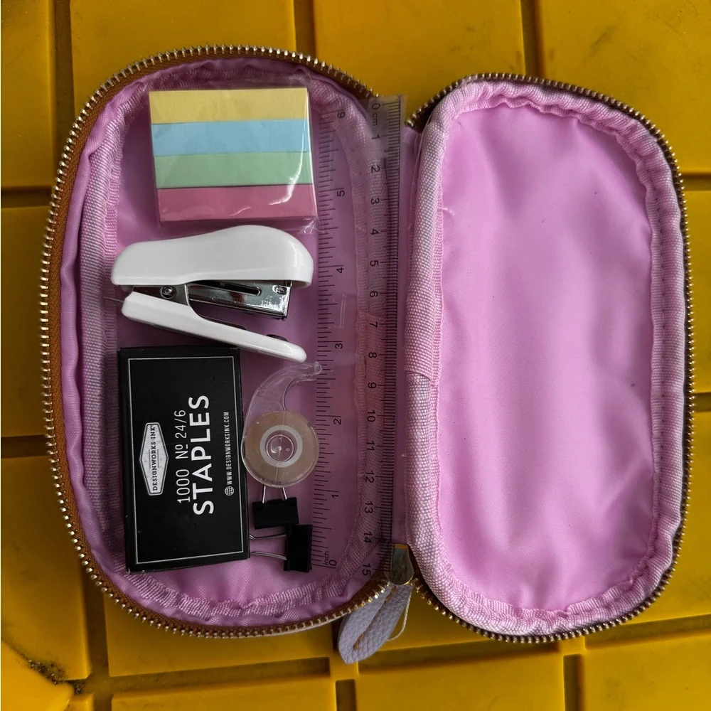 Stationary travel pouch